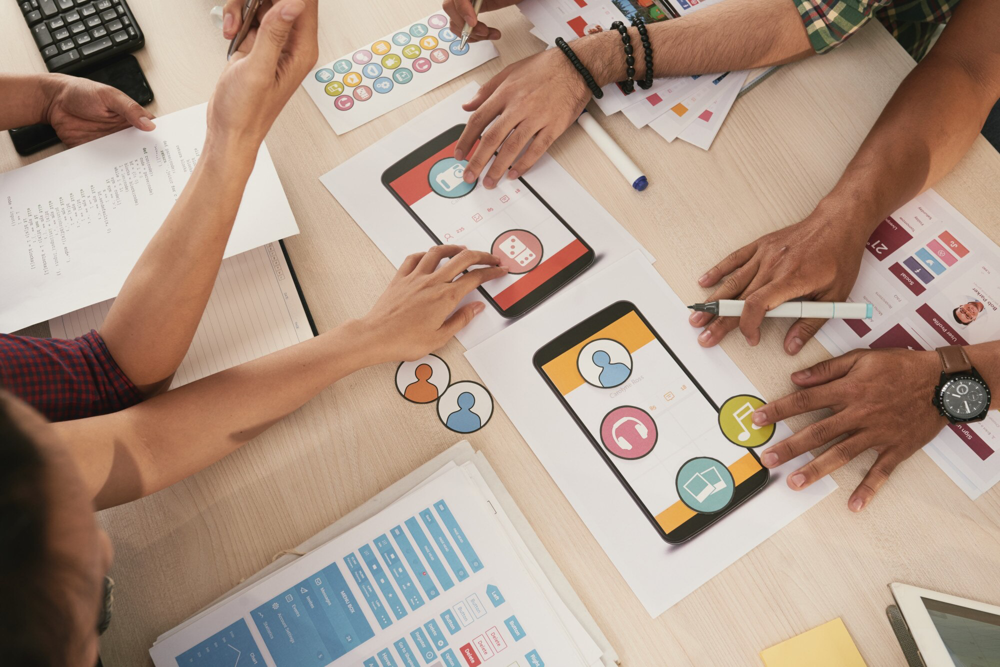 Equipo creativo trabajando en marketing digital